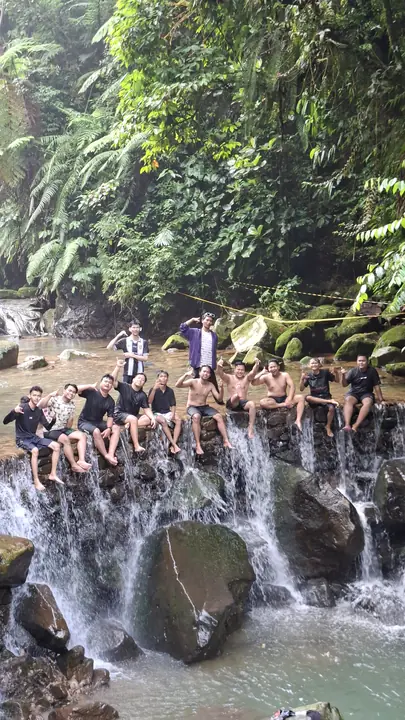 Kegiatan outdoor korporat yang didokumentasikan fotografer