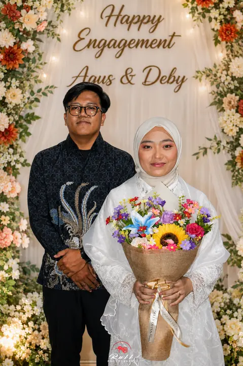 Sesi engagement couple dengan gaya sinematik