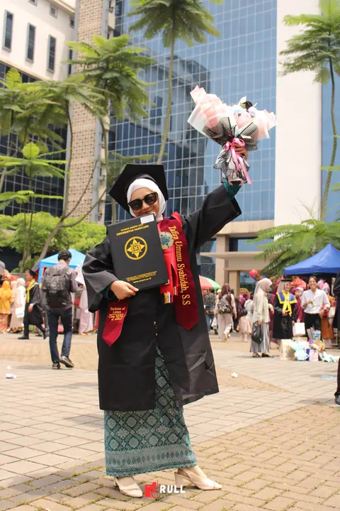 Sesi foto wisuda dengan toga oleh fotografer wisuda Tangerang
